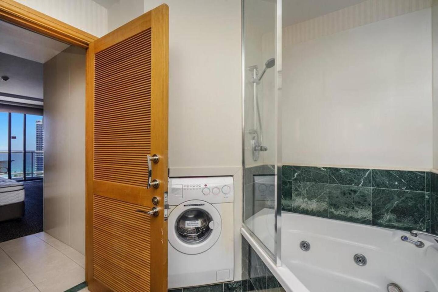 Deluxe Private Apartment And Studio - Ocean Views Голд-Кост Екстер'єр фото